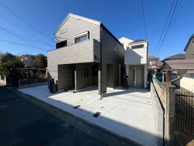 【外観】 | 練馬区高野台３丁目　新築戸建て　C号棟 | 【建築中】端正なフォルムが美しく、帰宅するのが楽しみに