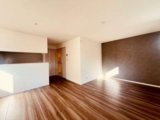 【居間・リビング】 | 練馬区高野台３丁目　新築戸建て　C号棟 | 【建築中】家族が集い、長い時間を過ごしていくリビング