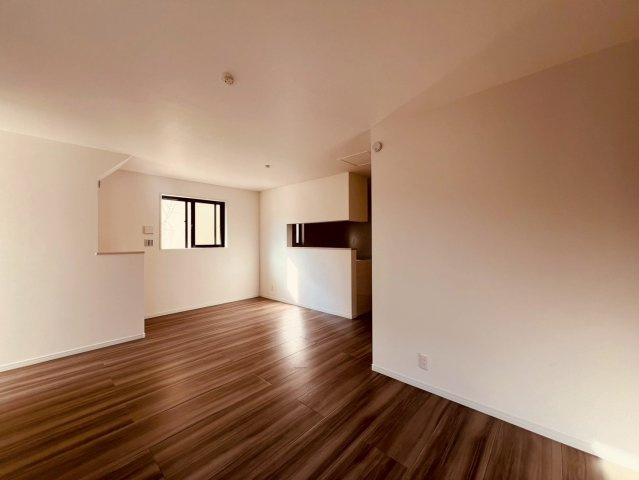 【居間・リビング】 | 練馬区高野台３丁目　新築戸建て　C号棟 | 【A号棟建築中】会話と美味しいごはんを楽しむ開放的な空間