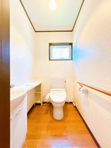 【トイレ】 | 網走市潮見１０丁目１１番７号　地下１階付中古売家 | 【リフォーム前】トイレは新品に交換致します。直接肌が触れる部分になりますので新品だとうれしいですね。
