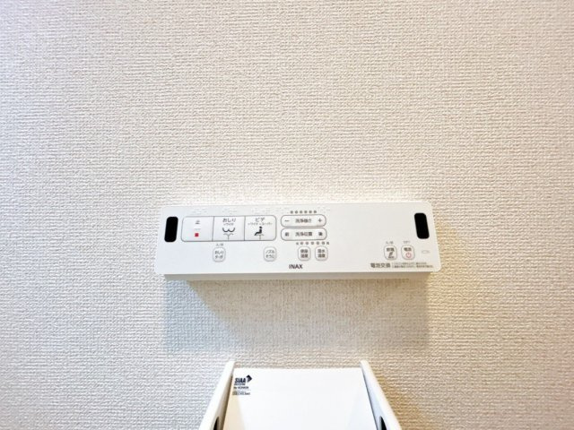 網走市潮見１０丁目１１番７号　地下１階付中古売家のトイレ|【リフォーム済】トイレは壁リモコンタイプを採用致しました。便器本体にボタンがないため空間がスッキリ見えます。