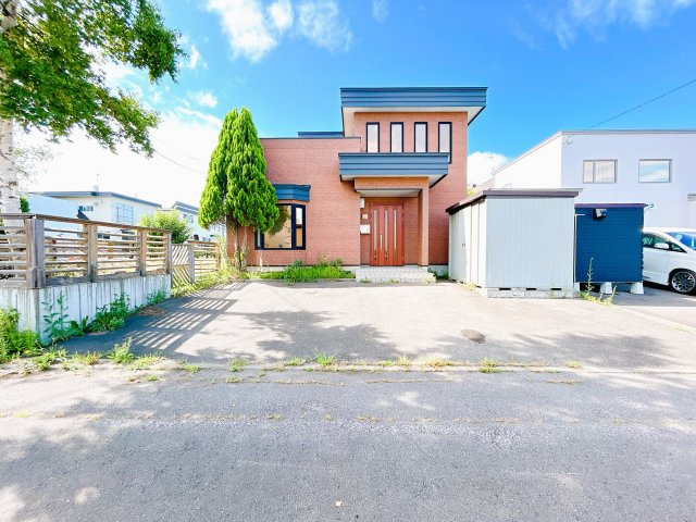 【駐車場】 | 網走市潮見１０丁目１１番７号　地下１階付中古売家 | 【現況】駐車場は舗装になっております。