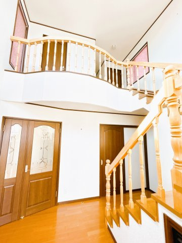 【玄関】 | 網走市潮見１０丁目１１番７号　地下１階付中古売家 | 【リフォーム前】玄関ホールは床のクリーニング、壁紙の張替えを行います。吹き抜けになっていますので解放的です。