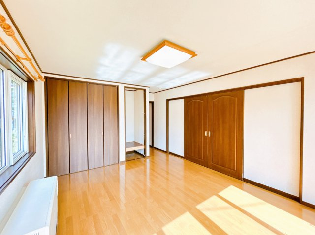 網走市潮見１０丁目１１番７号　地下１階付中古売家の洋室|【リフォーム前】1階西側居室別アングル、収納が付いております。