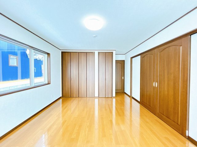 網走市潮見１０丁目１１番７号　地下１階付中古売家の洋室|【リフォーム済】1階西側居室別アングル、収納が付いております。
