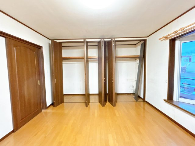 【洋室】 | 網走市潮見１０丁目１１番７号　地下１階付中古売家 | 【リフォーム前】1階東側居室です。床のクリーニング、壁紙の張替えを行います。