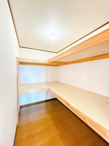 【収納】 | 網走市潮見１０丁目１１番７号　地下１階付中古売家 | 【リフォーム前】2階の収納内は壁紙の張替えを行います。