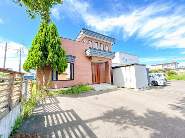 【外観】 | 網走市潮見１０丁目１１番７号　地下１階付中古売家 | 価格には消費税、リフォーム費用を含みます。