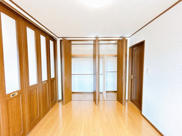 【洋室】 | 網走市潮見１０丁目１１番７号　地下１階付中古売家 | 【リフォーム前】2階6畳居室別アングルです。こちらのお部屋にも収納が付いております。