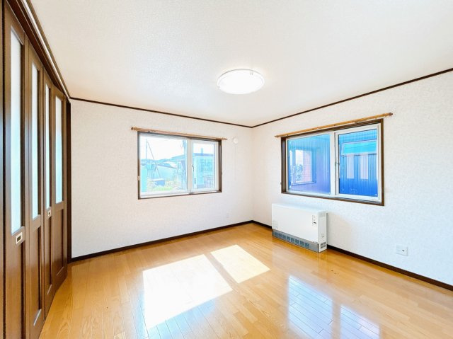 【洋室】 | 網走市潮見１０丁目１１番７号　地下１階付中古売家 | 【リフォーム前】2階10畳居室です。床のクリーニング、壁紙の張替えを行います。