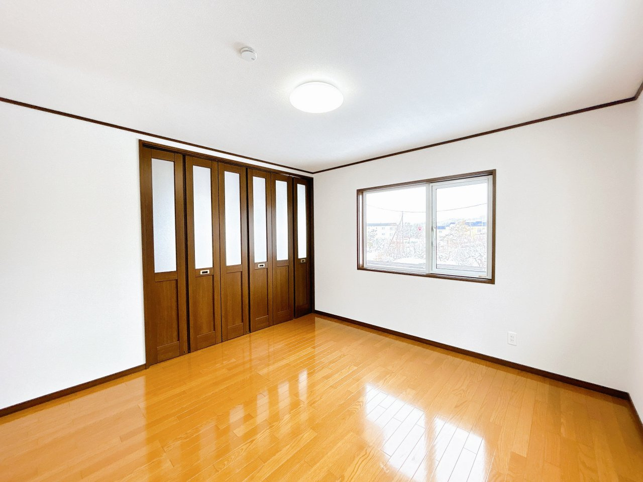網走市潮見１０丁目１１番７号　地下１階付中古売家の洋室|【リフォーム済】2階10畳居室です。床のクリーニング、壁紙の張替えを行いました。