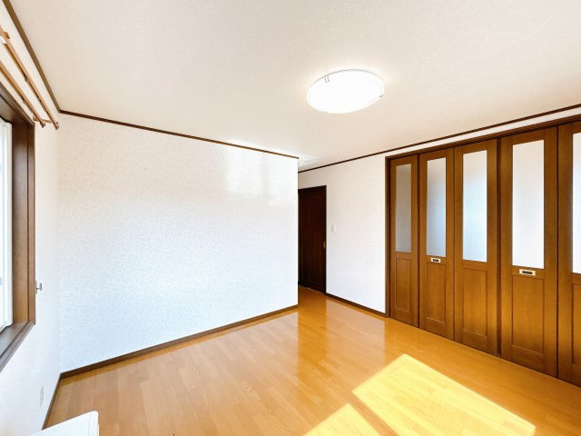 【洋室】 | 網走市潮見１０丁目１１番７号　地下１階付中古売家 | 【リフォーム前】2階10畳居室です。別アングルです。隣の6畳居室と繋げて使用もできます。