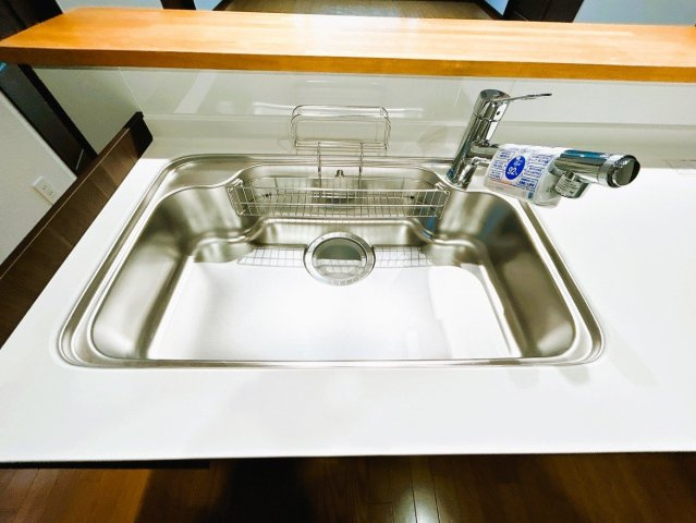 網走市潮見１０丁目１１番７号　地下１階付中古売家の発電・温水設備|【リフォーム済】シンクは食器や鍋等まとめて洗えるサイズ感です。