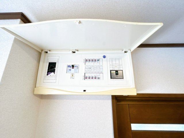 網走市潮見１０丁目１１番７号　地下１階付中古売家の発電・温水設備|【リフォーム済】ブレーカーはクリーニングを行いました。