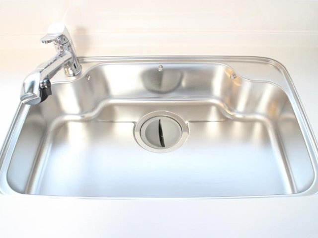 【キッチン】 | 網走市潮見１０丁目１１番７号　地下１階付中古売家 | 【シンク】シンクは食器や鍋等まとめて洗えるサイズ感です。