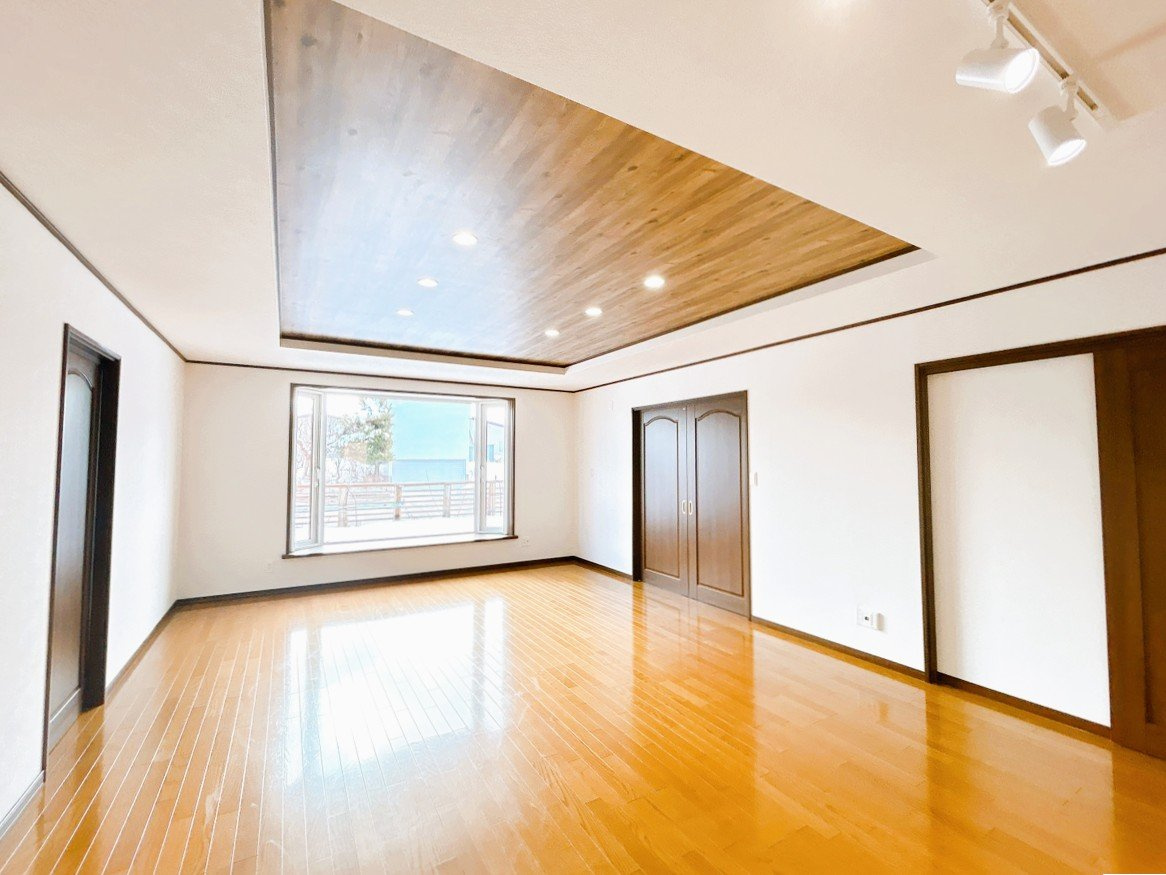 網走市潮見１０丁目１１番７号　地下１階付中古売家の居間・リビング|【リフォーム済】リビングは床のクリーニング壁紙の張替えを行いました。綺麗なリビングで新生活をスタートしてみませんか。