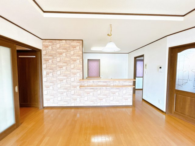 網走市潮見１０丁目１１番７号　地下１階付中古売家の居間・リビング|【現況】対面キッチンになっております。料理中でもリビングが見渡せますので小さなお子さんがいても安心ですね。