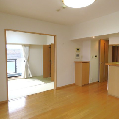 【居間・リビング】 | エスカイア福生 | リビングには床暖房♪