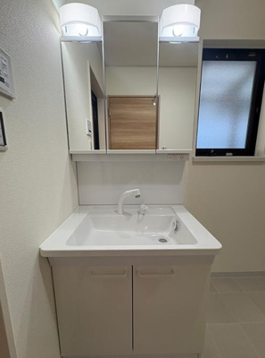 【洗面所】 | 多聞台１丁目　中古戸建 | TOTOの三面鏡　新品交換済