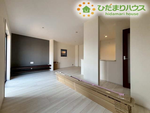 熊谷市万平町　第3　新築一戸建て　リーブルガーデン　02の居間・リビング|キッチンからリビング全体が見渡せる、開放的な対面式のレイアウトです！お料理や片付けをしながら、リビングにいる家族とおしゃべりを楽しんだり、お子様の様子をしっかり見守ることができます(^^)/