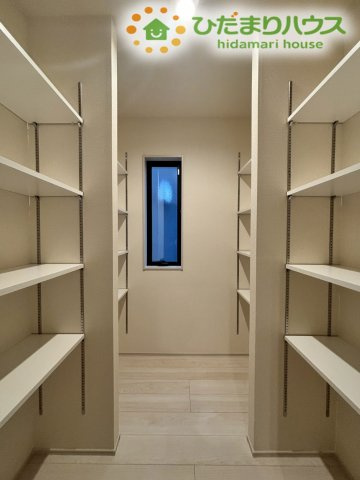 熊谷市万平町　第3　新築一戸建て　リーブルガーデン　02の収納|キッチン近くの廊下に配置された、可動棚が付いた便利なパントリーです！棚の高さを自由に変えられるため、日用品のストックや￥食品などを綺麗に整理整頓できます(*^-^*)