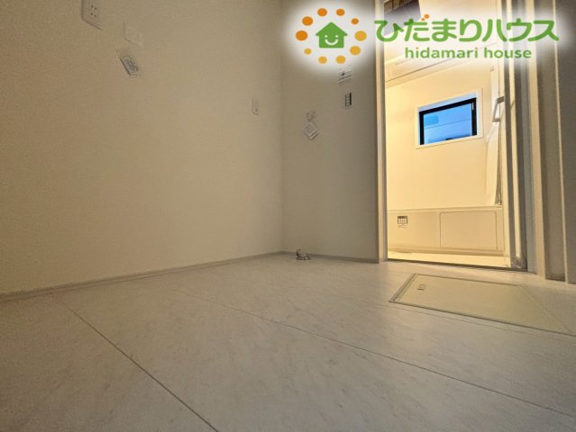 熊谷市万平町　第3　新築一戸建て　リーブルガーデン　02のランドリースペース|洗面室から繋がる、ゆったりとした広さのランドリースペースです。洗濯機から取り出した洗濯物をその場でサッと干したり、アイロン掛けなどの家事作業を効率よく一箇所でこなすことができます！
