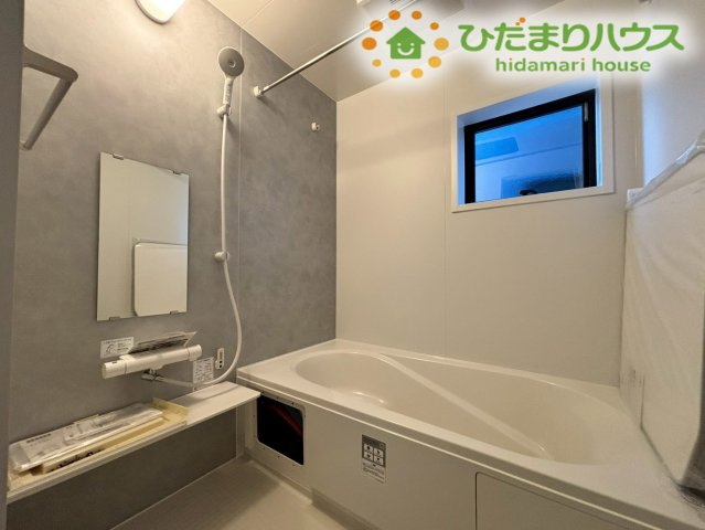 熊谷市万平町　第3　新築一戸建て　リーブルガーデン　02の浴室|アクセントパネルが落ち着いた雰囲気を演出する、1坪サイズの広いお風呂です！足をしっかりと伸ばして湯船に浸かることができるため、1日の疲れを心地よくほぐしてリフレッシュできます(/ω＼)