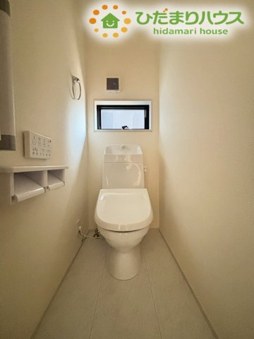 熊谷市万平町　第3　新築一戸建て　リーブルガーデン　02のトイレ|白を基調としたシンプルで清潔感溢れる1階のトイレ空間です！手洗い器が設置されており、使用後すぐに手を洗えて衛生的です。小窓から自然光が入るため、いつでも明るい空間が保たれます☆