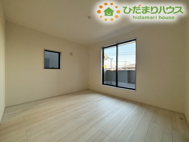 熊谷市万平町　第3　新築一戸建て　リーブルガーデン　02の寝室|主寝室にぴったりな洋室です！家具の配置がしやすい綺麗な四角い間取りで、大きめのベッドやドレッサーを置いてもゆとりがあり、夜もぐっすり安眠できます(-ω-)☆