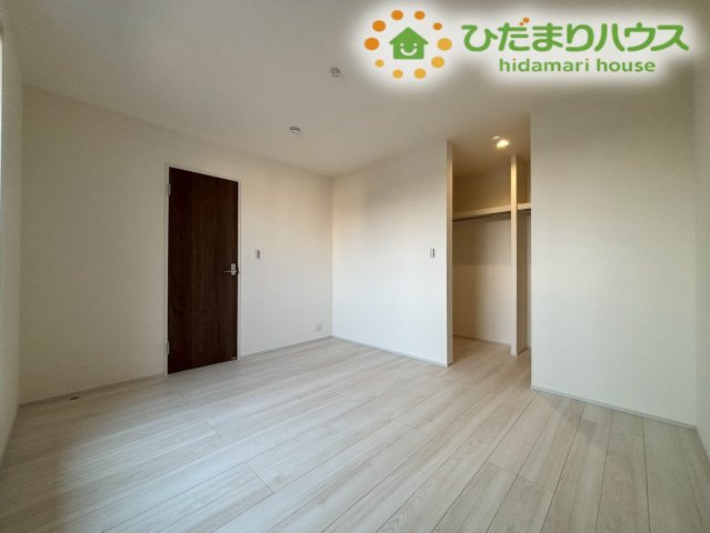 熊谷市万平町　第3　新築一戸建て　リーブルガーデン　02の寝室|２面に窓が配置されているので、お部屋の隅々まで明るい光が届きます！風通しも良好で、お部屋の空気をいつでも新鮮に保てるため、1日の始まりを爽快な気分で迎えることができます！