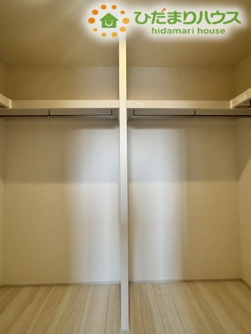 熊谷市万平町　第3　新築一戸建て　リーブルガーデン　02の収納|中央で仕切られた大型のウォークインクローゼットです！夫婦それぞれの衣類を分けてハンガーに掛けたまま綺麗に整理できるため、毎朝のコーディネートが楽しくなります♪