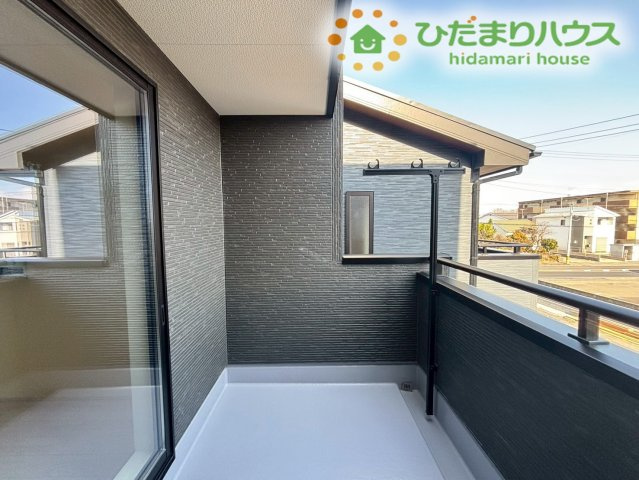 熊谷市万平町　第3　新築一戸建て　リーブルガーデン　02のバルコニー|しっかりと陽光が差し込むバルコニーです！お布団や洗濯物も一度にまとめて干すことができ、太陽の光でカラッと乾きます☆彡
