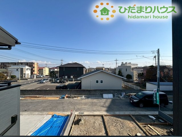 熊谷市万平町　第3　新築一戸建て　リーブルガーデン　02の前面道路含む現地写真|バルコニーからの景色は遮るものがなく、開放的な青空が広がっています！遠くまで見渡せるため、家事の合間の気分転換にぴったりな場所です。周辺ののどかで落ち着いた住環境が実感できますね！