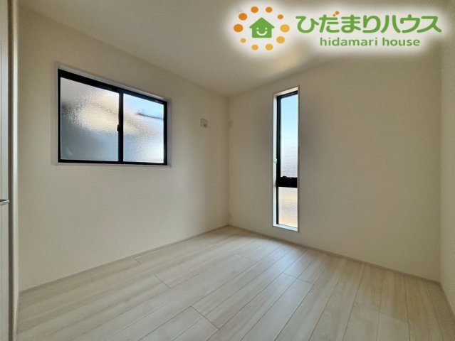 熊谷市万平町　第3　新築一戸建て　リーブルガーデン　02の子供部屋|2階の洋室はお子様のお部屋や書斎に最適なサイズ感です！窓から明るい光がしっかりと入り、勉強や趣味に集中しやすい環境が整っています。