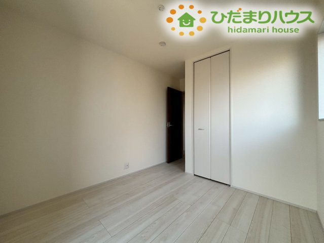 熊谷市万平町　第3　新築一戸建て　リーブルガーデン　02の子供部屋|別角度から見ても、無駄のないフラットな壁面でインテリアのアレンジがしやすいお部屋です！机やベッドを配置しやすく、お子様の成長に合わせた家具の模様替えもスムーズに行うことができます！