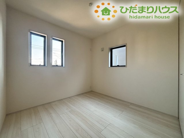 熊谷市万平町　第3　新築一戸建て　リーブルガーデン　02の洋室|独立性の高いもう一つの洋室は、２面に小窓が配置されたお洒落なデザインです！プライベートな時間を静かに過ごせる空間で、在宅ワーク用のリモート部屋やゲストルームとしても重宝します！