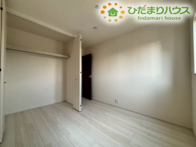 熊谷市万平町　第3　新築一戸建て　リーブルガーデン　02の洋室|こちらのお部屋にも奥行きのあるクローゼットがしっかり用意されています！収納家具を後から買い足す必要がないため、お部屋本来の居住スペースを最大限に広く活用できるのが大変嬉しいですね♪