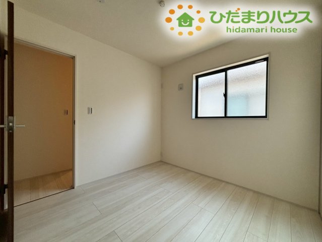 熊谷市万平町　第3　新築一戸建て　リーブルガーデン　02の洋室|どのお部屋も明るい壁紙と木目調のフラットな床が爽やかな印象を与えてくれます！掃除がしやすく毎日の家事の手間が減るほか、どんな色合いのカーテンや家具とも相性が良く、コーディネートは自由自在です☆