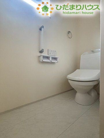 熊谷市万平町　第3　新築一戸建て　リーブルガーデン　02のトイレ|2階にも独立した温水洗浄便座付きのトイレが完備されています！朝の混雑する時間帯も家族間で順番待ちをすることなく、スムーズに身支度が整えられます。夜中に1階へ降りる必要もなく安心です！