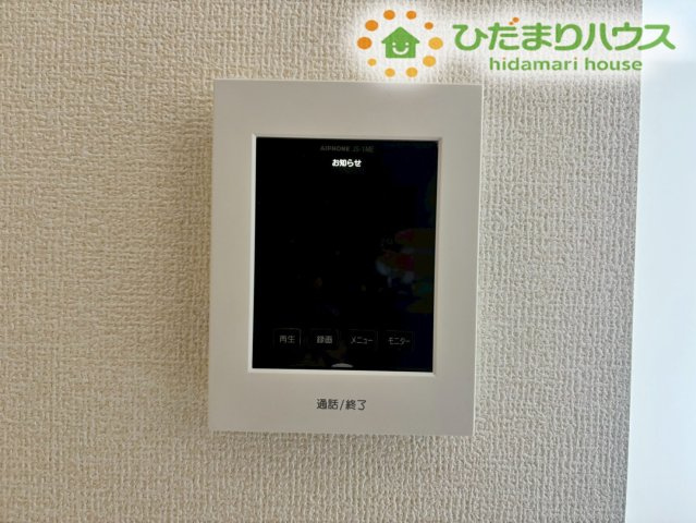 熊谷市万平町　第3　新築一戸建て　リーブルガーデン　02のセキュリティ|室内にいながら来客の顔をハッキリと確認できる、TVモニター付きのインターホンです！突然の訪問や留守番中のお子様でも、相手を確認してから応対できるため防犯面で大変心強い設備です♪