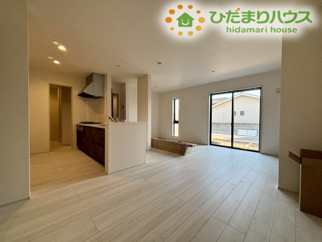 熊谷市万平町　第3　新築一戸建て　リーブルガーデン　02の居間・リビング|18帖のゆとりあるLDKです！家族みんなが集まってもゆったりとリラックスして過ごせます♪