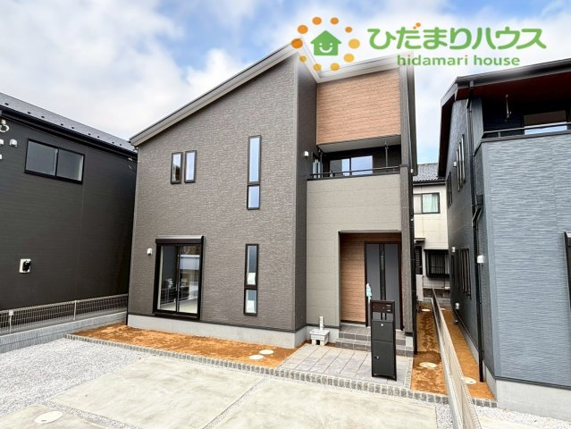 熊谷市万平町　第3　新築一戸建て　リーブルガーデン　02の外観|モダンなグレーの壁面とスタイリッシュな木目調のアクセントが調和したお洒落な外観です！
青空に映えるすっきりとした美しいフォルムで、毎日の帰宅時におうちを見るのが楽しみになる佇まいです！
