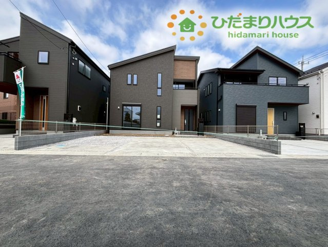熊谷市万平町　第3　新築一戸建て　リーブルガーデン　02の駐車場|ゆとりのある駐車スペースは綺麗に舗装されており、大きめの車もストレスなくスムーズに駐車可能です！3台停められるので、お友達や親戚が車で遊びに来た際も、敷地内にサッと案内できるのが嬉しいポイントですね！