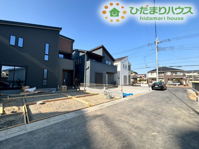 熊谷市万平町　第3　新築一戸建て　リーブルガーデン　02の前面道路含む現地写真|物件の前面道路はすっきりと見通しが良く、車のすれ違いも落ち着いて行える十分な幅員があります！周辺は車の通り抜けが少ない閑静な住宅街で、小さなお子様がいるご家庭でも安心感があります★
