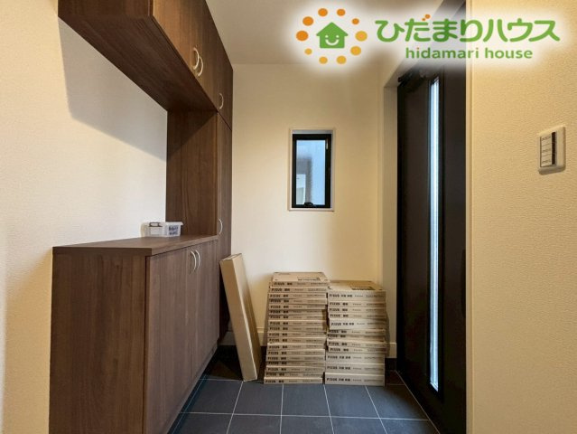 熊谷市万平町　第3　新築一戸建て　リーブルガーデン　02の玄関|落ち着いたトーンの木目調シューズボックスが備え付けられた、すっきりとした玄関です！家族全員の靴をたっぷり収納できるため、いつでも綺麗な状態でお客様を気持ちよくお迎えすることができます♪