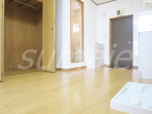 コーポあすかの洋室|リビング7帖あります♪