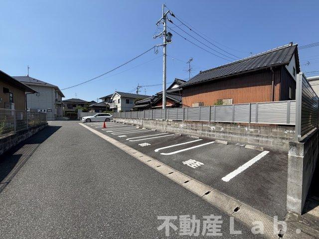 ブランピエール サカエの駐車場