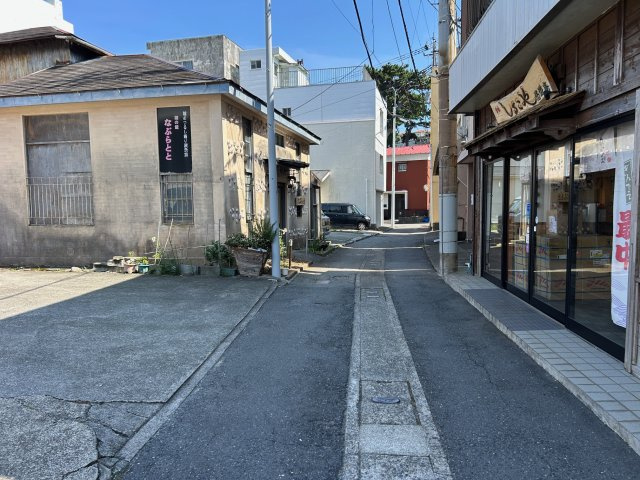東伊豆町　稲取の前面道路含む現地写真
