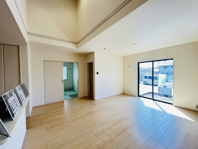 新築　前橋市小坂子町　Livele Garden.S　１号棟の居間・リビング|現地写真　20帖の広々リビングはご家族みんなでゆったりくつろげます♪