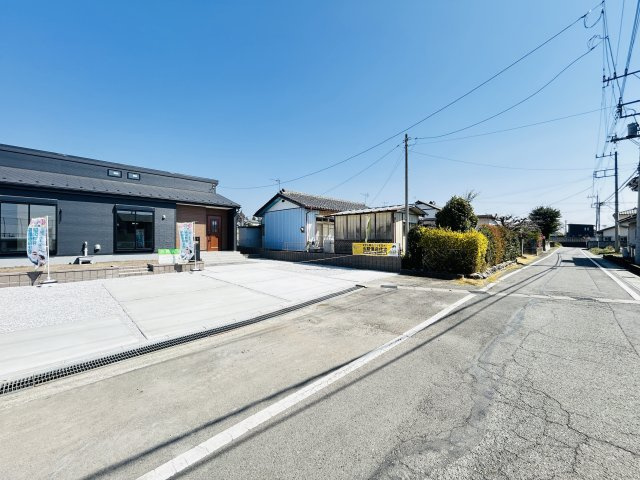 新築　前橋市小坂子町　Livele Garden.S　１号棟の前面道路含む現地写真|現地写真　西側接道幅員約4.3ｍ　南側接道幅員約7.3ｍ